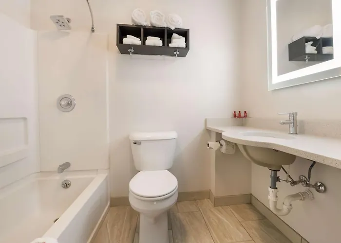 Hotel Surestay By Western Thomson